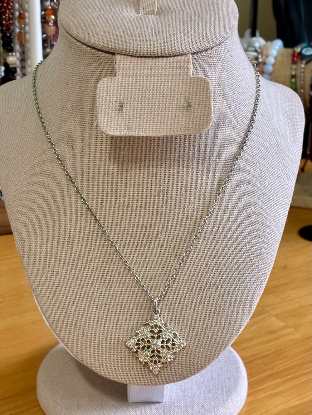 Vintage Avon NWT Silver-Tone Filigree Snowflake pendant necklace .